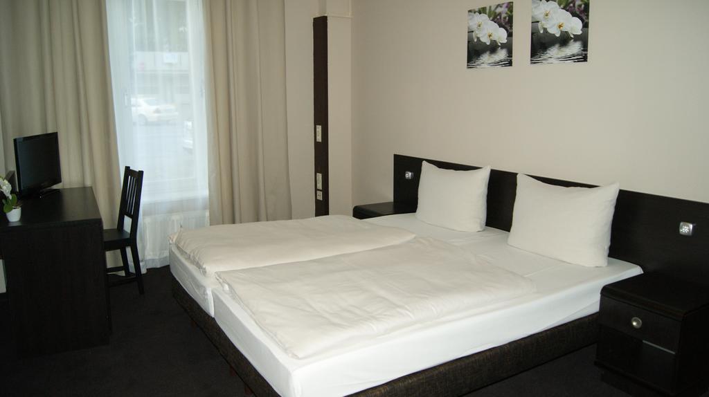Hotel Pension Eberty Berlin Exterior photo