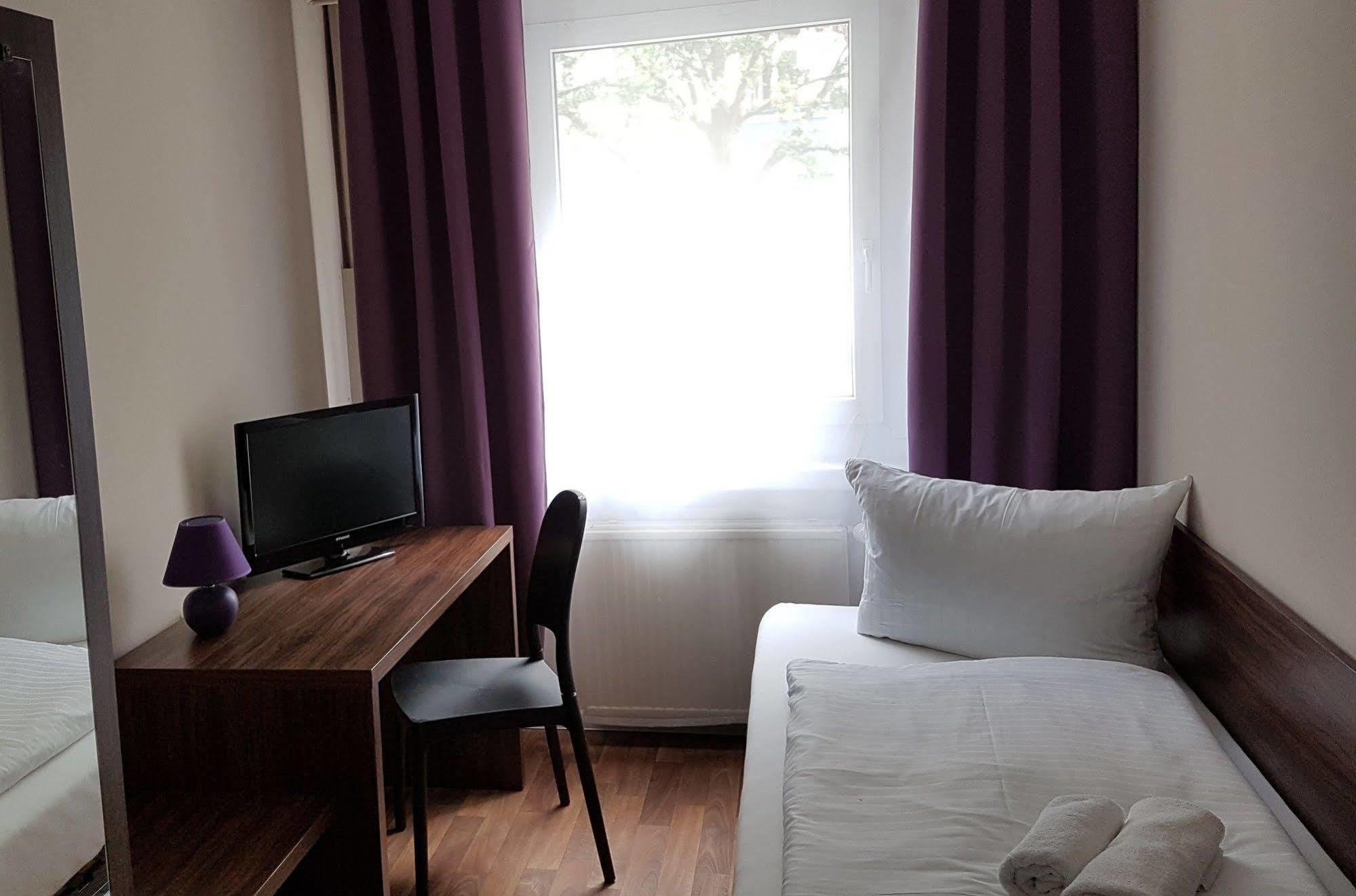 Hotel Pension Eberty Berlin Exterior photo