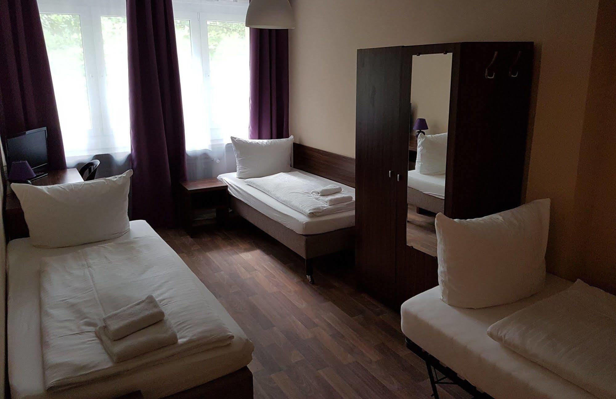 Hotel Pension Eberty Berlin Exterior photo